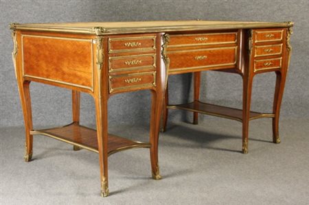 Scrivania da centro lastronata a marqueterie con finiture in bronzo e piano...