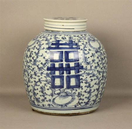 Portariso in porcellana bianca e blu. Cina. XIX secolo. Mis. Alt. cm. 24 ca.