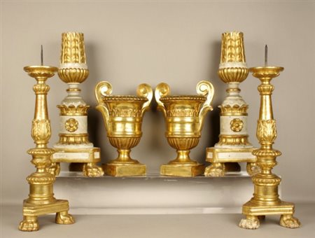 Tre coppie di candelieri-portapalme in legno dorato e laccato. Inizi XIX...