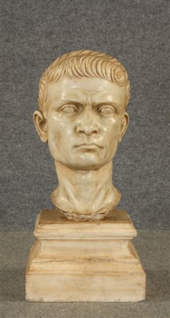 Scultura in marmo bianco raff. ''TESTA DI UOMO''. Inizi XIX secolo. Mis....