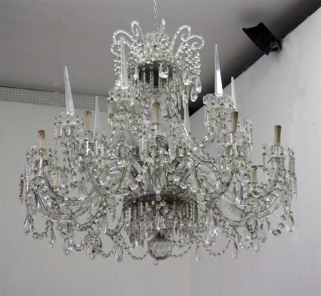 Firmato. Grande lampadario diciotto bracci in cristallo di Boemia con gocce....