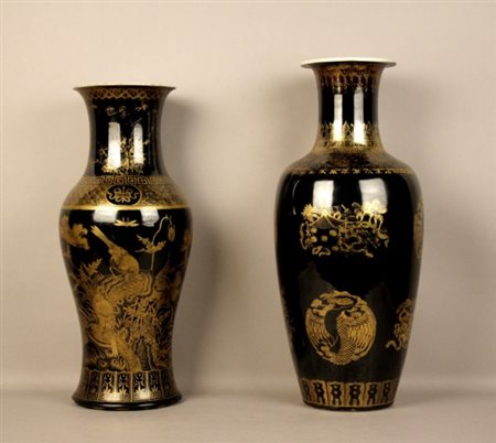 Firmato. Coppia di vasi in porcellana fondo nero con decorazioni in oro...