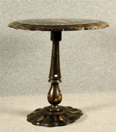 Firmato. Tavolino a vela in papier mache decorato a motivi floreali in oro...