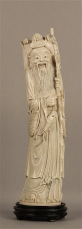 Firmato. Scultura in avorio raff. ''PESCATORE''. Cina. Fine XIX secolo. Mis....