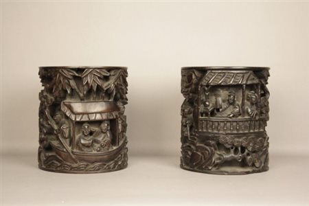 Firmato. Coppia di vasi portapennelli in legno esotico intagliato raff....