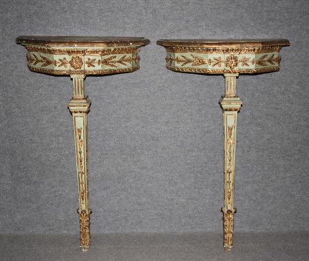 Coppia di consoles in legno laccato e intagliato in stile. XX secolo. Mis....