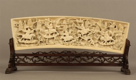 Firmato. Bassorilievo in avorio raff. ''SCENE DI BATTAGLIA''. Cina. Fine...