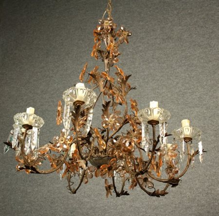 Firmato, datato. Lampadario otto bracci in ferro battuto a motivo floreale...