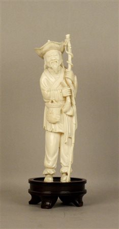 Firmato, datato. Scultura in avorio raff. ''PESCATORE''. Cina. Inizi XX...