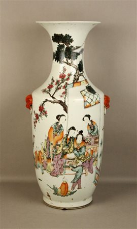 Firmato, datato. Esemplare: 7 di 50. Vaso in porcellana dipinta raff. ''SCENE...