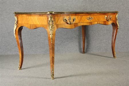 Firmato. Scrivania lastronata in bois de rose e bois de violette con finiture...