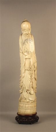 Firmato, datato. Grande scultura in avorio su base di legno raff....