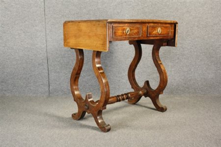 Firmato, datato. Scrittoio in legno di noce con due cassetti, gambe a lira e...