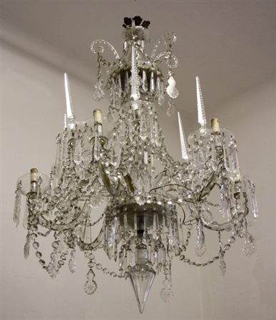 Firmato, datato. Lampadario dodici bracci in cristallo di Boemia con gocce....