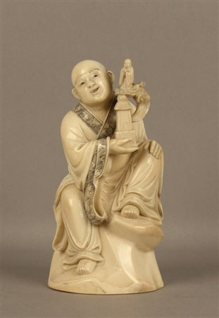 Firmato, datato. Scultura in avorio raff. ''PERSONAGGIO CON TORRE IN MANO''....