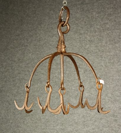 Firmato. Rampino da pozzo in ferro battuto. XVII secolo. Mis. Lung. cm. 46...