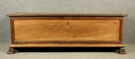 Firmato, datato. Cassapanca in noce. XVII secolo. Piedi di epoca posteriore....