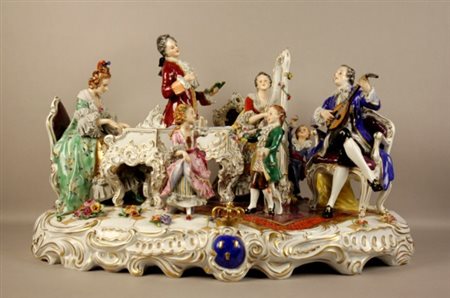 Firmato. Grande centrotavola in ceramica raff. ''CONCERTO''. Marcato...