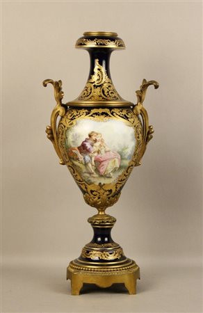 Firmato. Vaso in porcellana di Sevres con finiture in bronzo dorato raff....