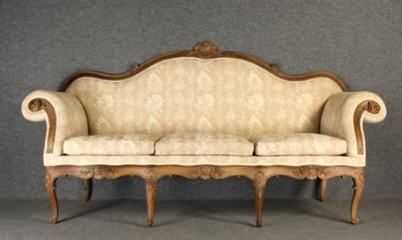 Firmato. Divano a orecchioni in legno di noce intagliato con decori floreali,...