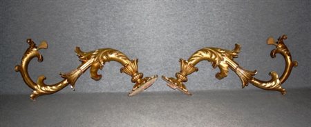 Firmato, datato. Coppia di grandi appliques in legno intagliato e dorato a...