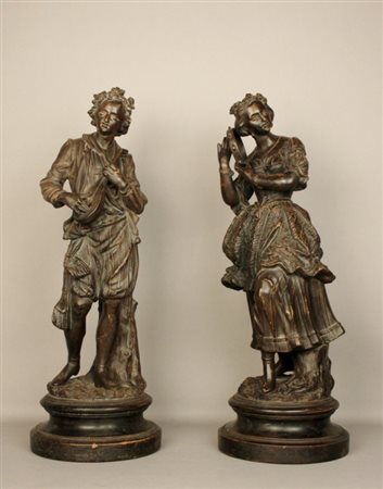 Firmato, datato. Coppia di sculture in terracotta patinata raff....