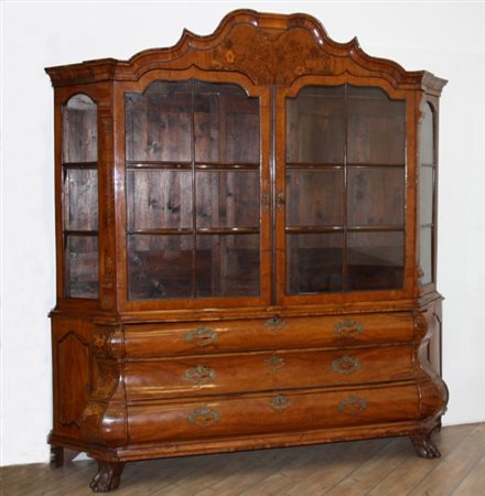 Firmato, datato. Grande credenza intarsiata con cassetti mossi nella parte...