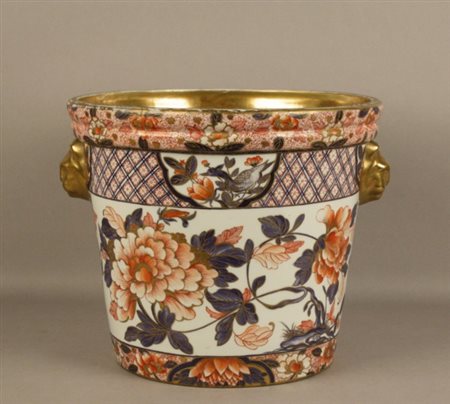 Firmato, datato. Cachepot in ceramica decorato a motivi floreali. Fine XIX...