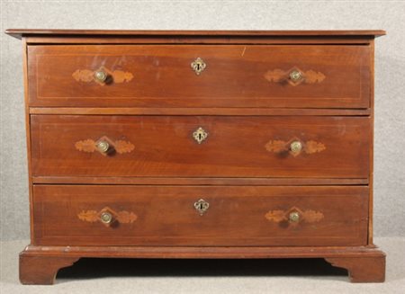 Firmato, datato. Canterano tre cassetti in legno di noce. XVII secolo....