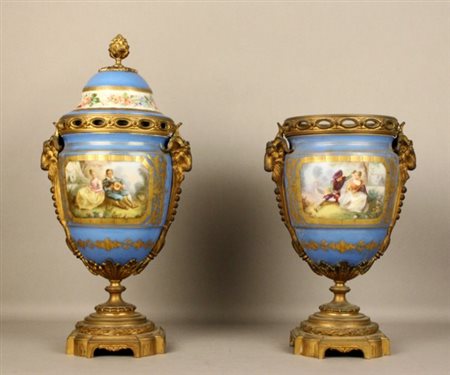 Firmato, datato. Coppia di vasi in porcellana con bronzi cesellati e dorati,...
