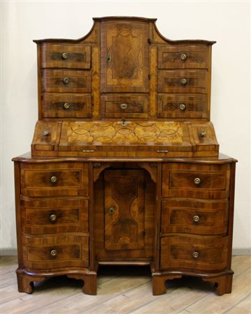 Firmato. Mobile doppio corpo a ribalta con cassetti, mosso nella parte...