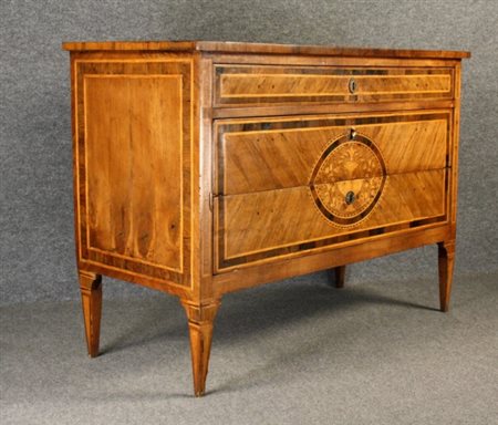 Firmato, datato. Cassettone Luigi XVI tre cassetti latronato e filettato in...