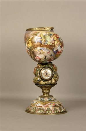 Firmato, datato. Coppa a forma di conchiglia in smalto con raffigurazioni di...