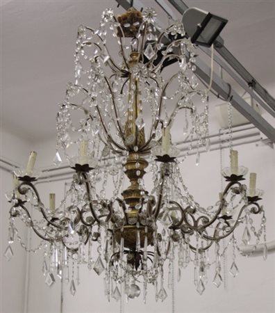 Firmato, datato. Lampadario tipo genovese con fusto in legno dorato e dieci...