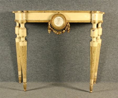 Firmato. Console in legno di noce, gambe scanalate con al centro una placca...