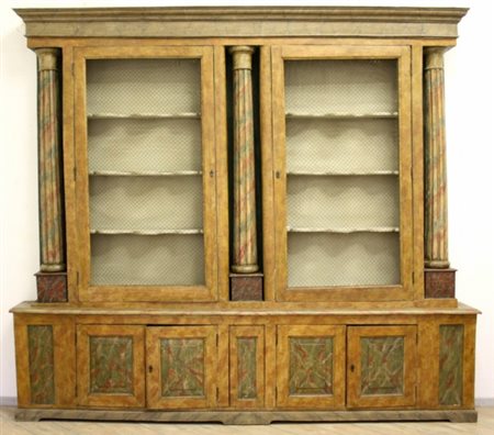 Firmato. Libreria in legno laccato con quattro sportelli nella parte...