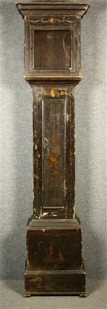 Firmato, datato. Cassa orologio a torre in legno laccato e decorato. XVIII...