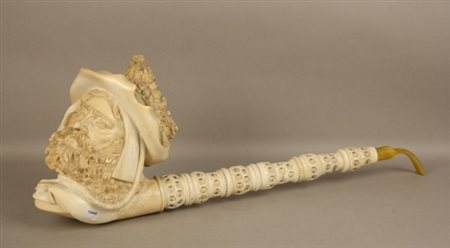 Firmato. Grande pipa in schiuma a guisa di barbuto con bocchino in bachelite....