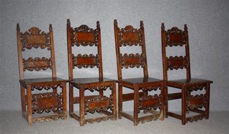 Firmato, datato. Quattro sedie a cartella in legno di noce. XVIII secolo....