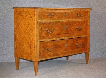 Firmato. Cassettone Luigi XVI a tre cassetti lastronato a lisca di pesce in...