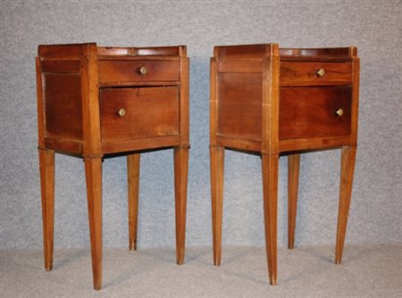 Firmato. Coppia di comodini Luigi XVI in legno di noce. Difetti e restauri....