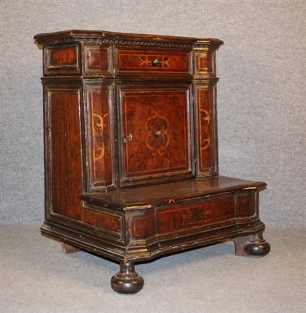 Firmato, datato. Inginocchiatoio in legno di noce con inserti di radica...