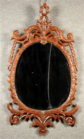 Firmato, datato. Specchiera in legno intagliato. Inizi XX secolo. Mis. Lung....