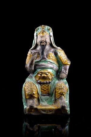 Guerriero Zhenwu in bisquit smaltato a tre colori (difetti)Cina, dinastia...