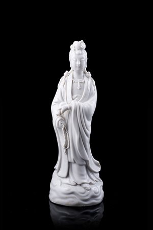 Guanyin in porcellana blanc-de-Chine, indossa lunghe e morbide vestiCina,...
