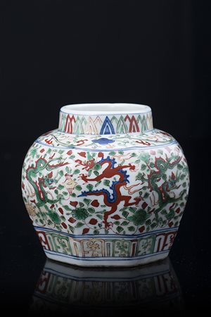 Piccola giara ottagonale in porcellana wucai con decoro in stile Ming,...