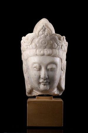 Testa di Guanyin con corona in marmo, il volto dall'espressione serena, su...