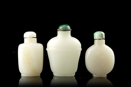 Tre snuff bottles in giada color celadonCina, secolo XX(h. max 6,5...