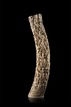 Gruppo in avorio raffigurante Guanyin, divinità e servitori (difetti e...