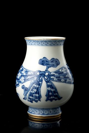 Piccolo vaso in porcellana bianca e blu dipinto con drappo decorativo, alla...